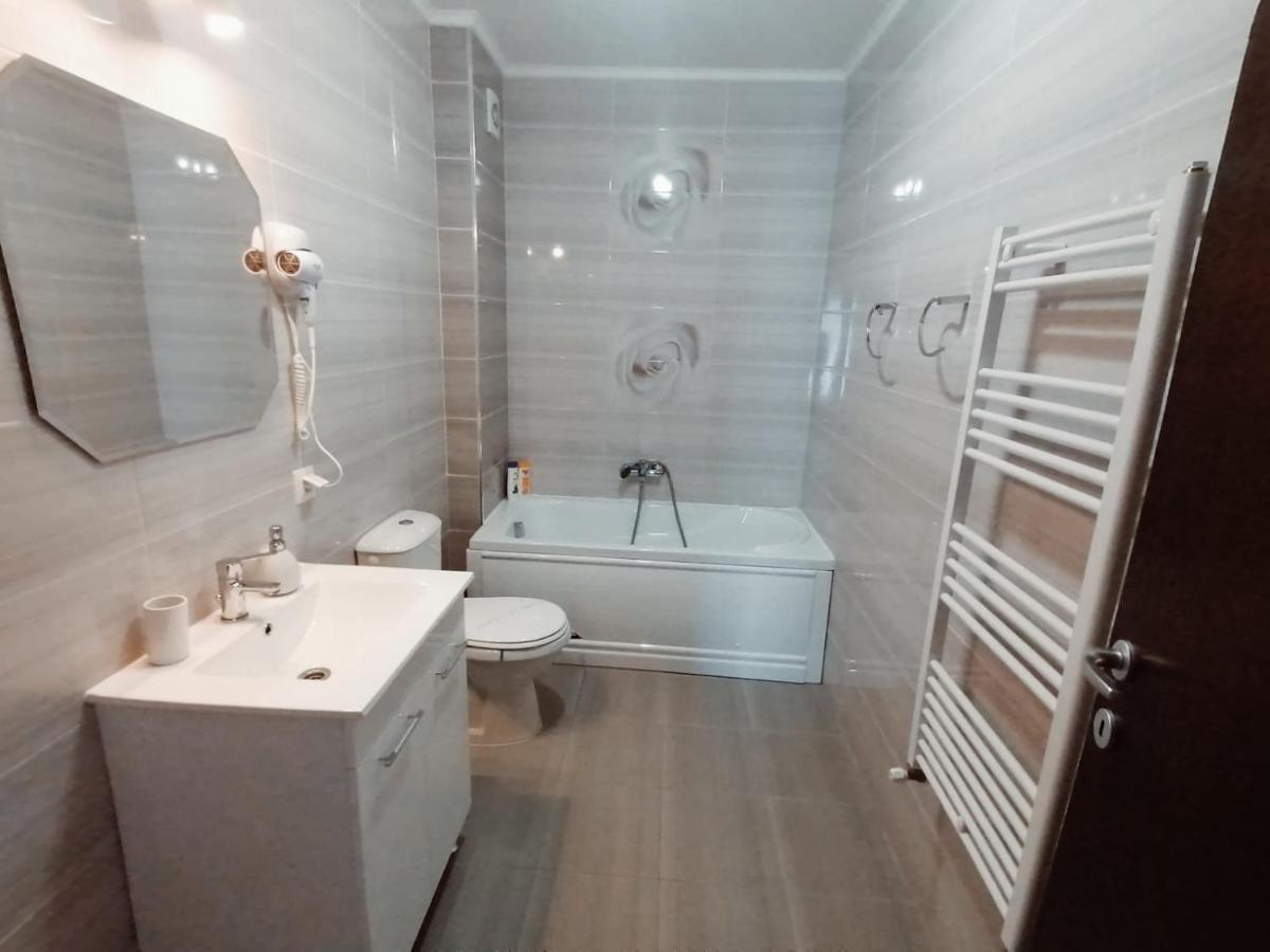 Ama Apartament Cu Terasa 50 Mp & Parcare Daire Braşov Dış mekan fotoğraf