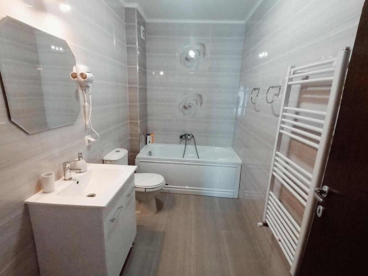Ama Apartament Cu Terasa 50 Mp & Parcare Braşov Dış mekan fotoğraf